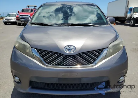 2014 Toyota Sienna Sport z USA, uszkodzony, nr VIN 5TDXK3DC2ES516878